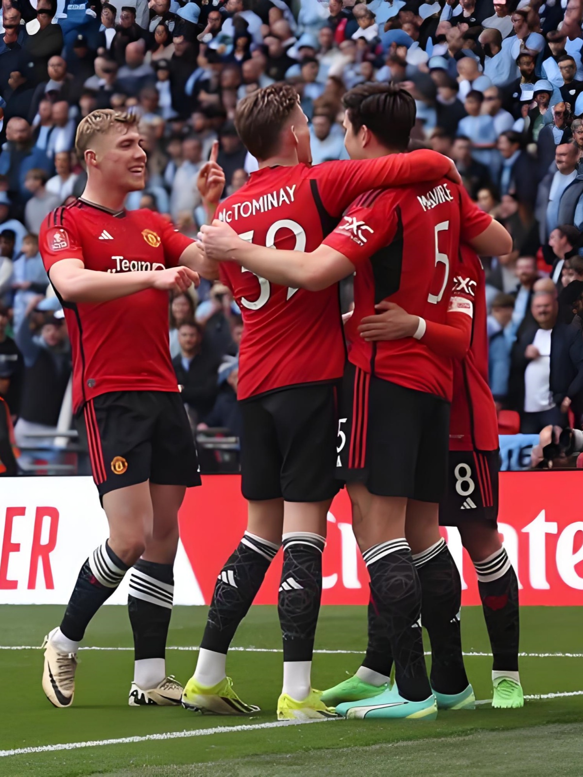 包含曼联发布备战花絮，冲刺阶段调整名单，足总杯任务艰巨，阵容厚度经受考验的词条