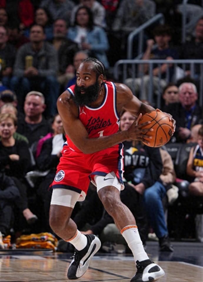 赛地聚焦——NBA常规赛转会期热度飙升，克里夫兰骑士调整名单，引发热议，年轻球员得到机会的简单介绍