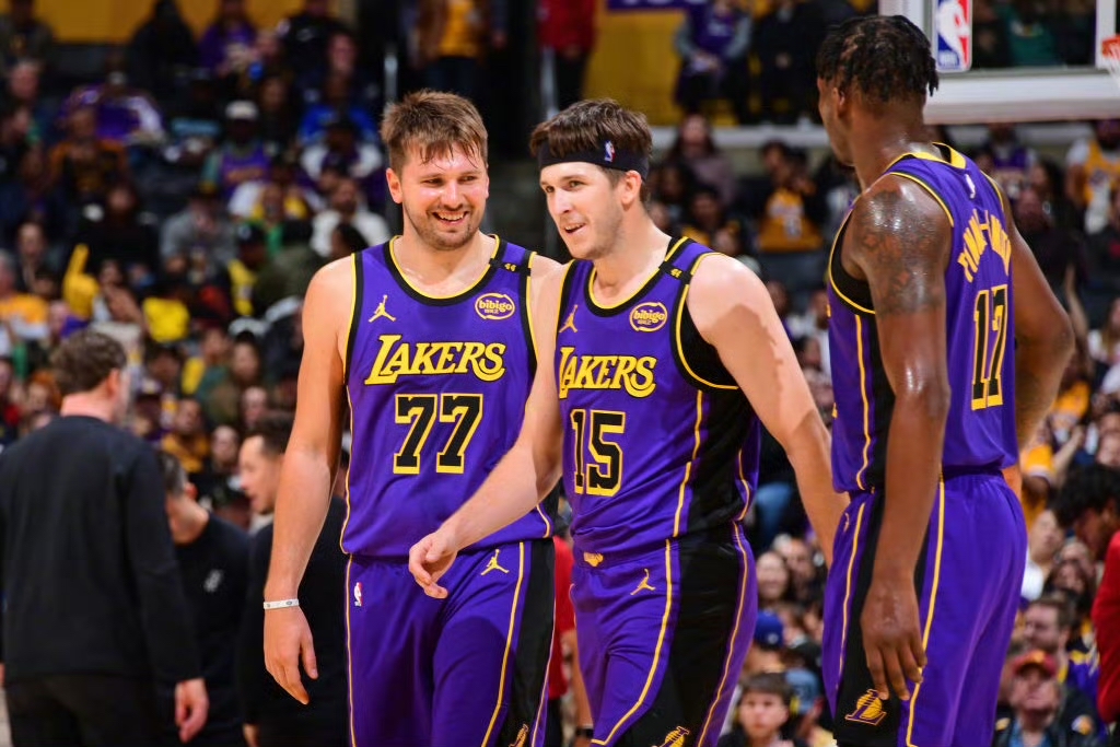 包含德甲赛前走向成谜；洛杉矶湖人止住颓势；信心回归；更衣室氛围转暖的词条