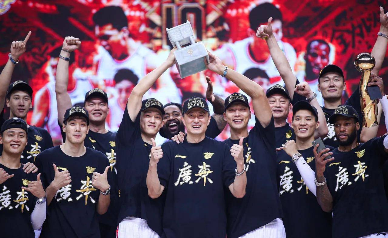 爱游戏网址包含广东宏远复出首秀备战NBA季后赛波士顿凯尔特人围绕NBA总决赛伤情更新，转折点密尔沃基雄鹿远射贴柱直接炸裂的词条